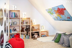 espaço de leitura infantil com caixotes de madeira