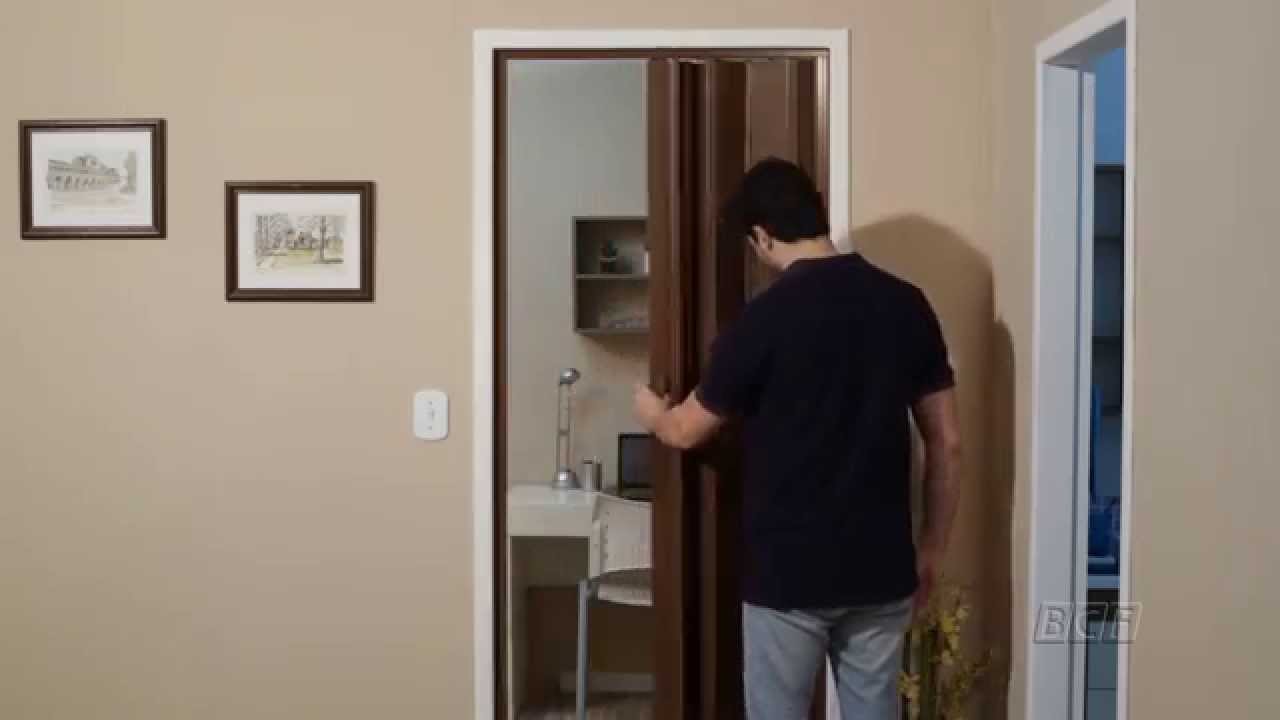 homem instalando porta sanfonada
