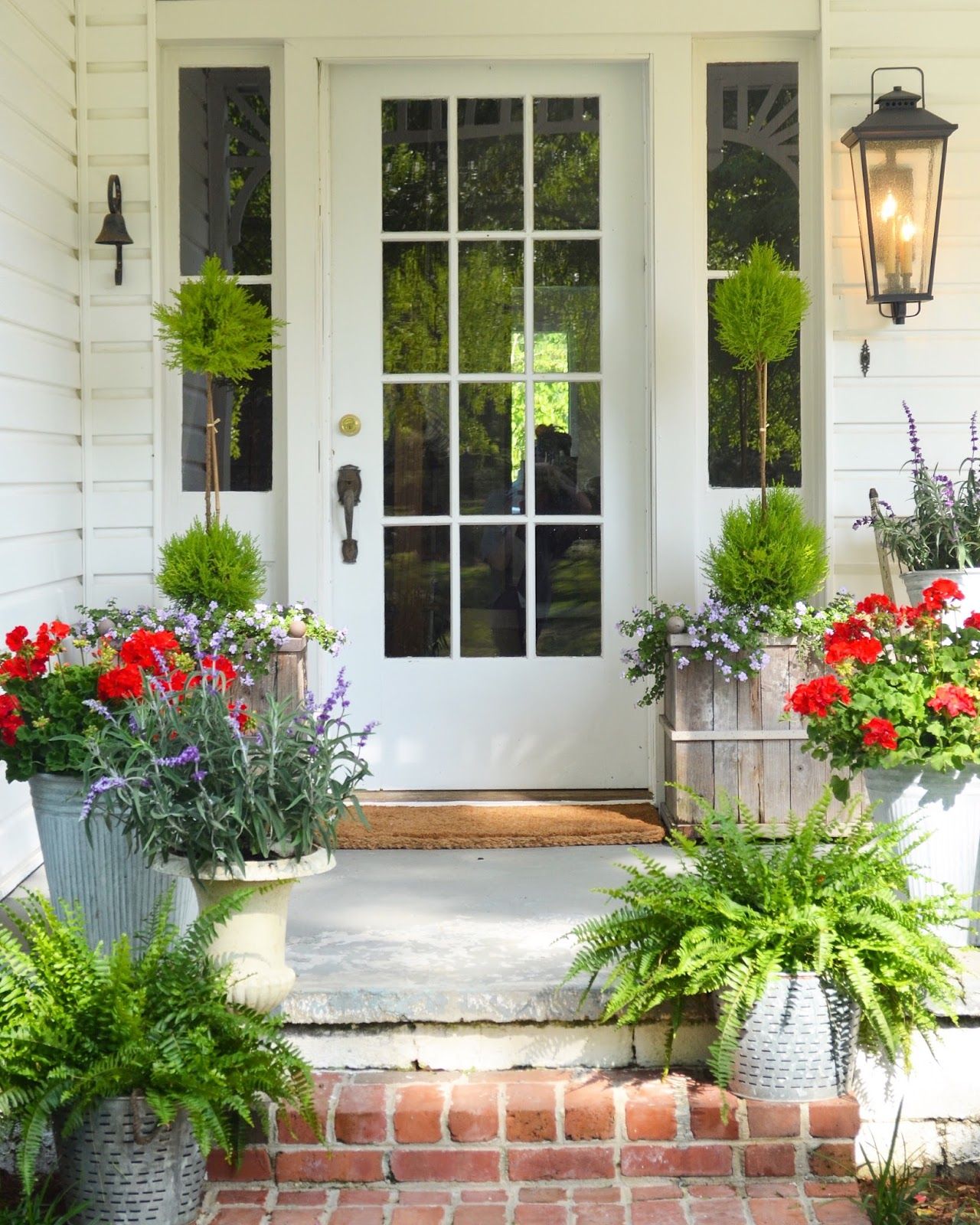 porta de entrada branca com várias plantas