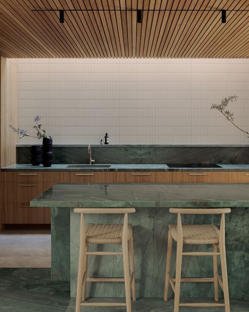 cozinha com pedra verde e madeira