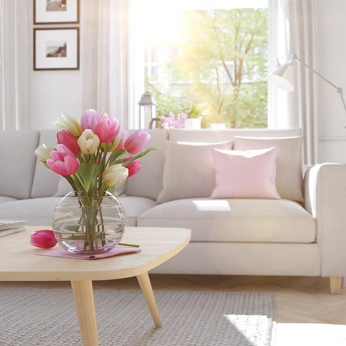sala de estar com iluminação natural e vaso com tulipas