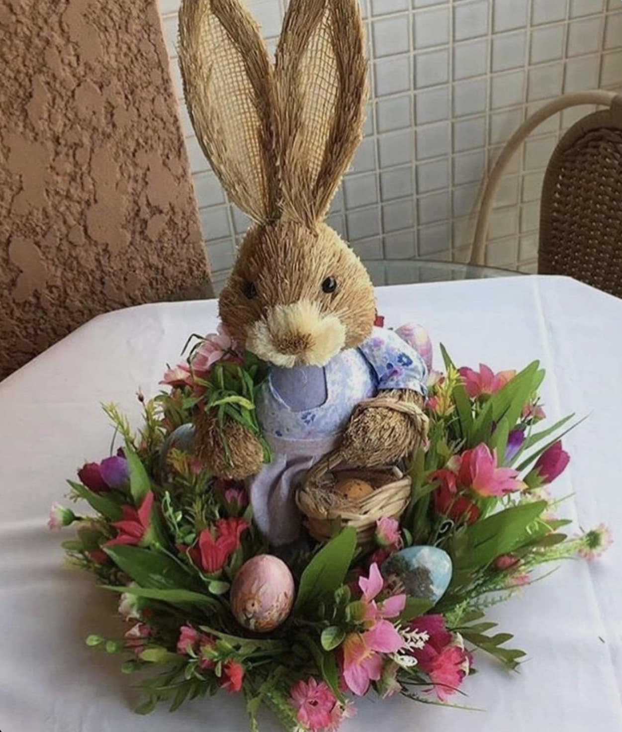 arranjo de flores com coelho para mesa de Pácoa