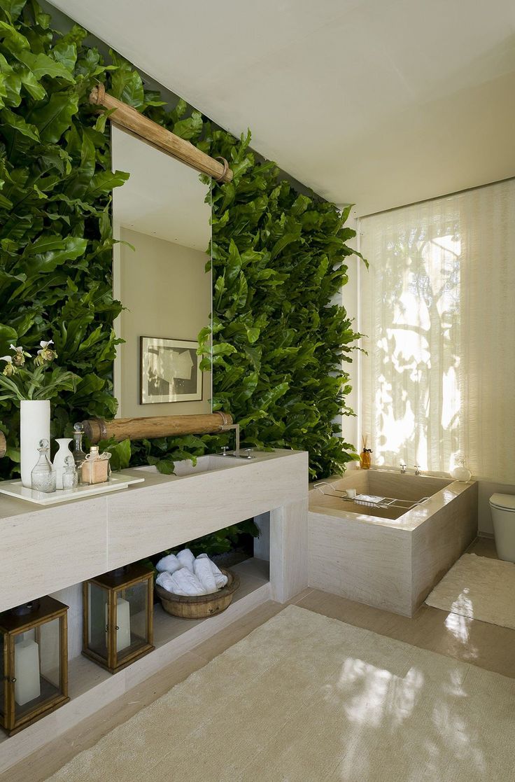 banheiro com parede feita de plantas