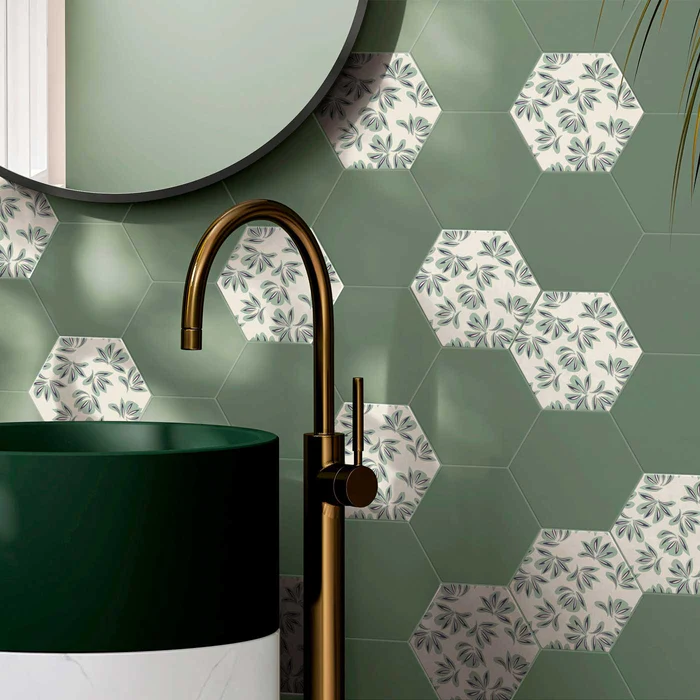 banheiro com porcelanato verde hexagonal