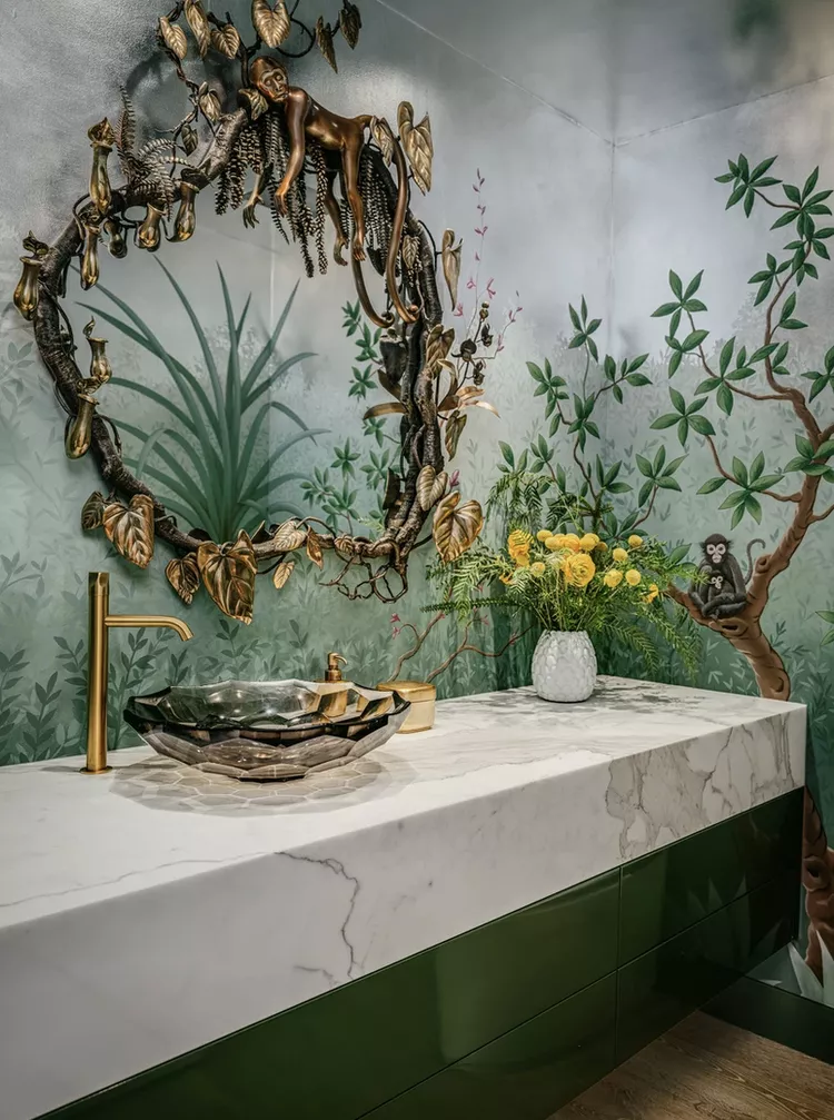 banheiro em tons de verde com espelho lúdico
