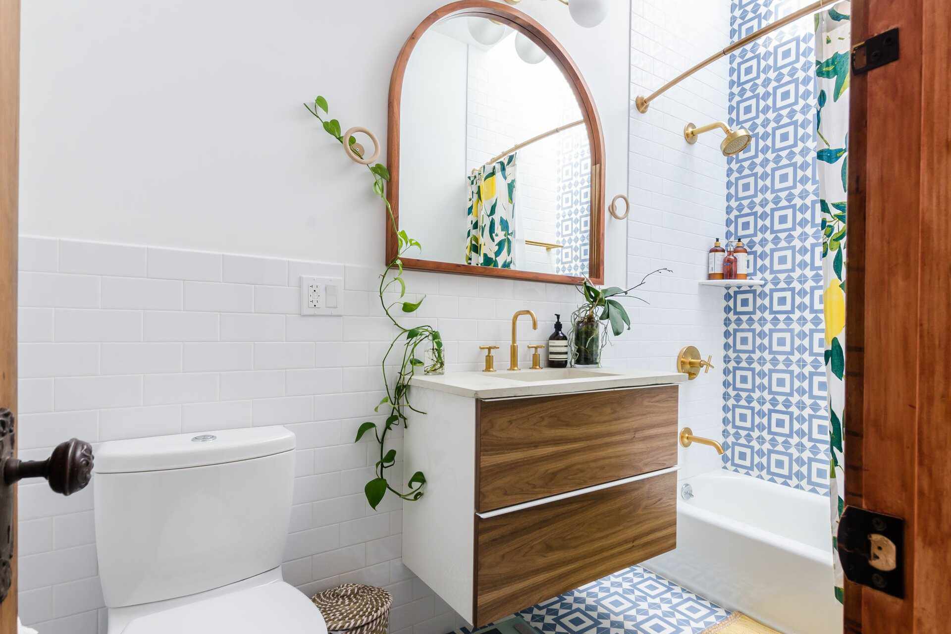 banheiro pequeno com plantas e madeira