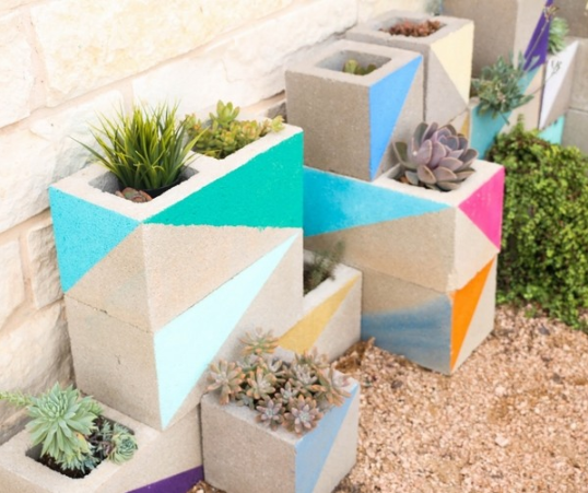 blocos de concreto personalizados em jardim