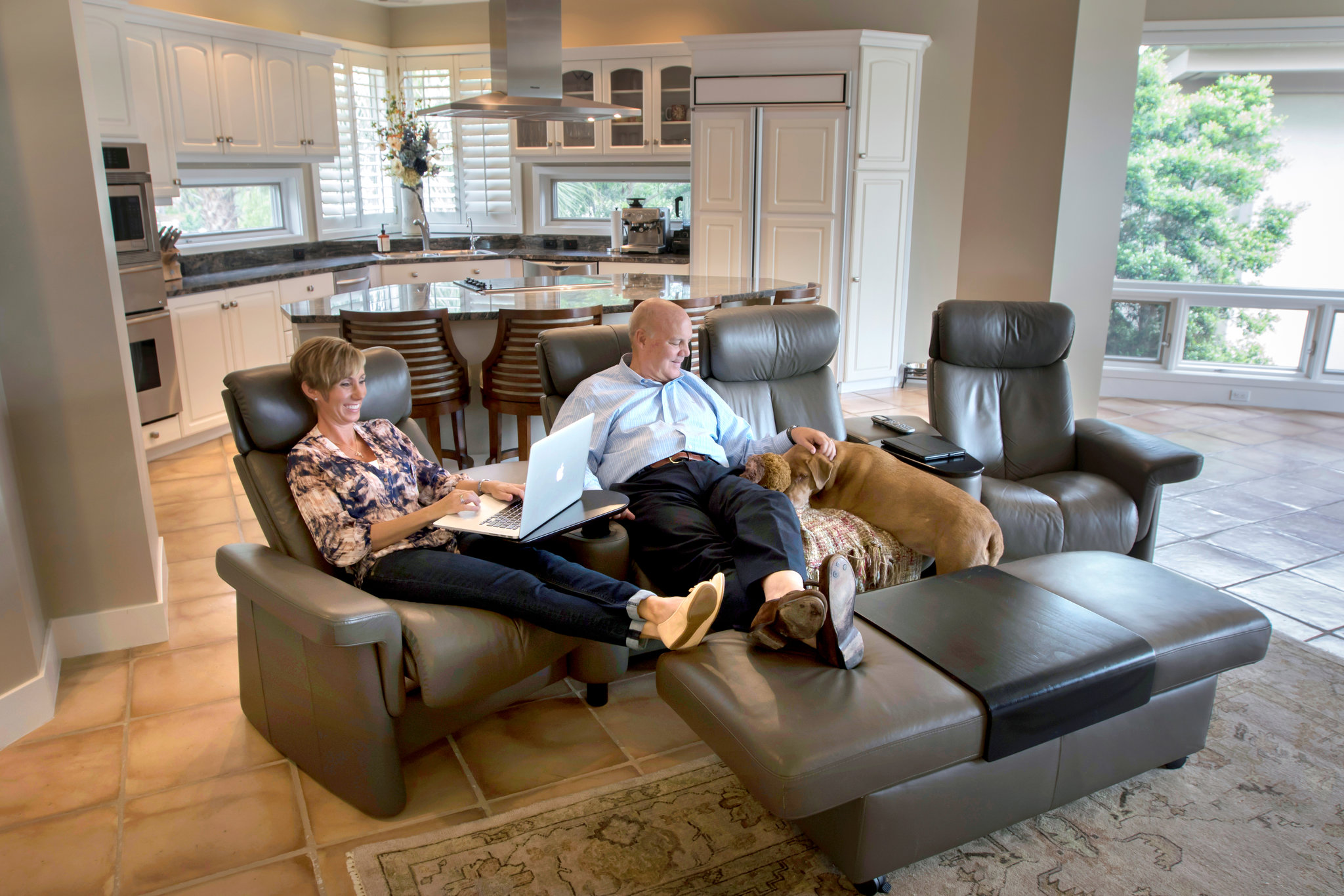 casal de idosos sentado em sofá ergonômico