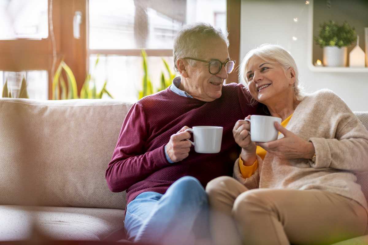 casal de idosos sentado em sofá