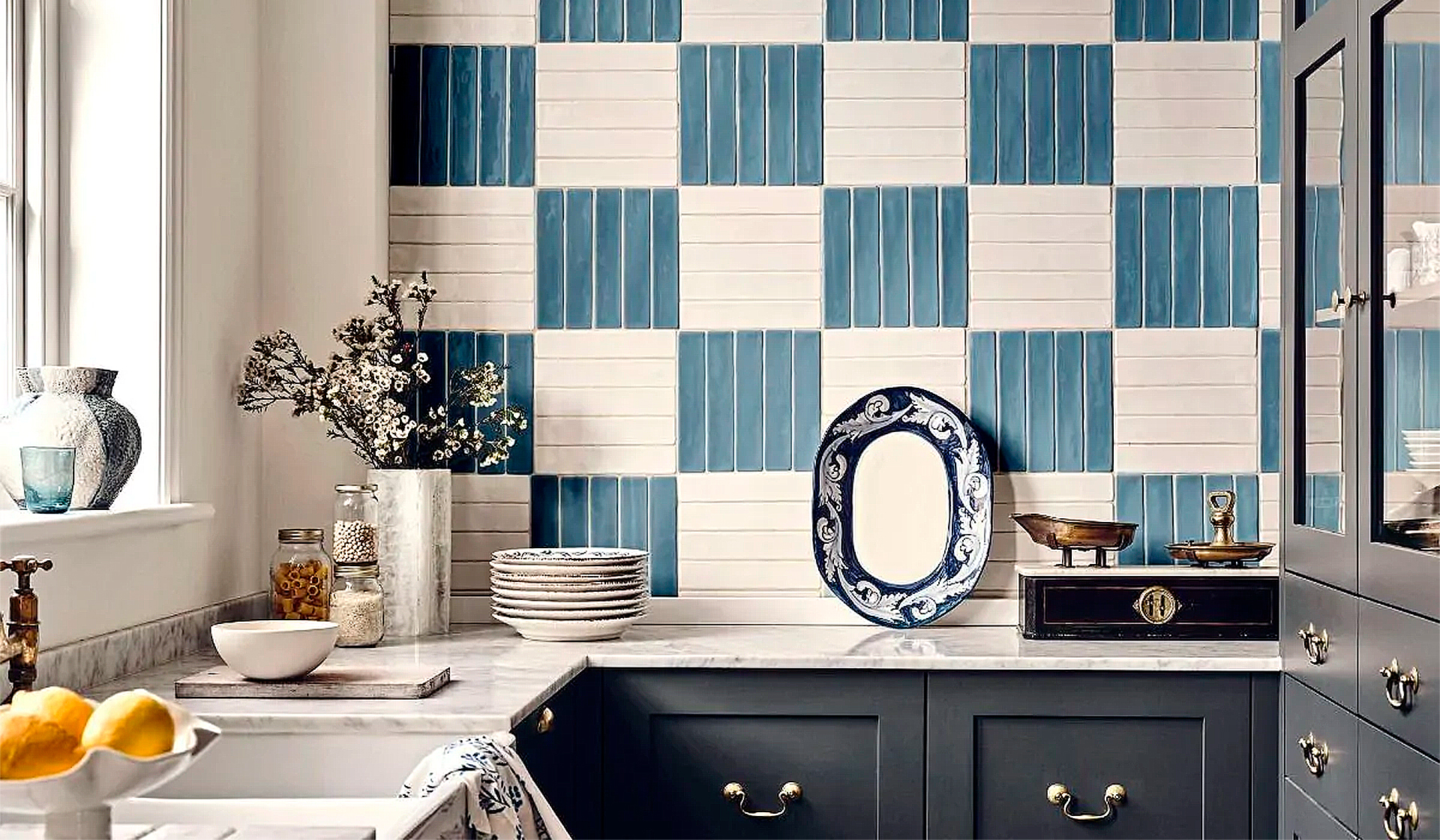 cozinha com azulejos azuis e brancos