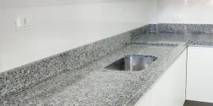Granito Cinza Corumbá em balcão de cozinha