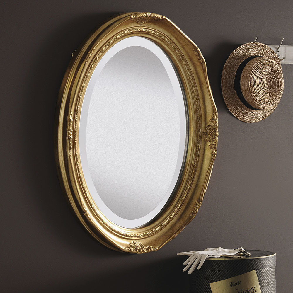 espelho oval com moldura decorativa