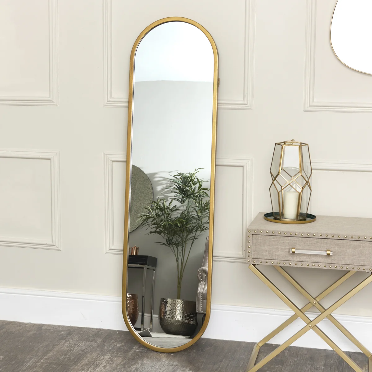 espelho oval com moldura dourada