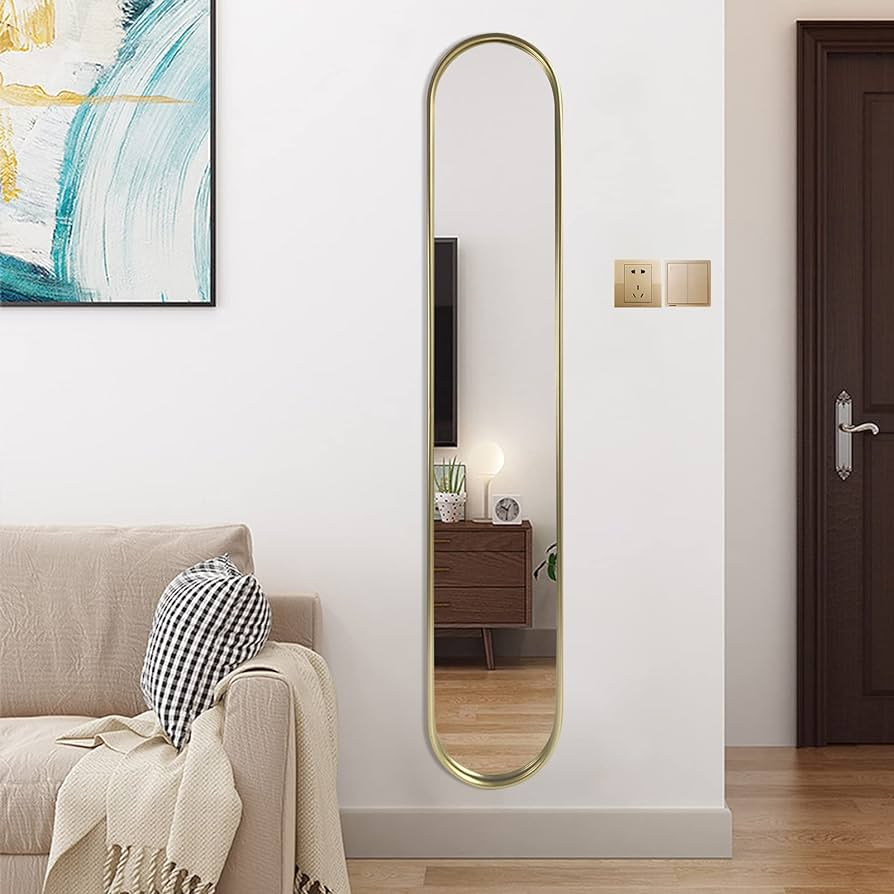 espelho oval comprido em sala de estar