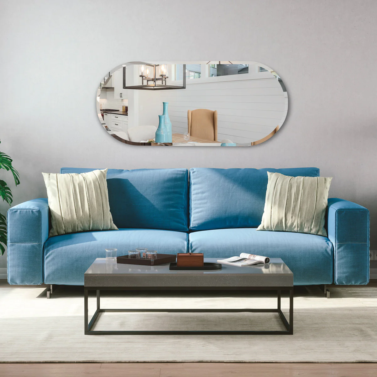 espelho oval em parede acima do sofá