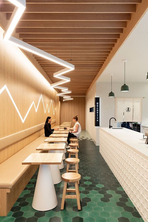 restaurante com forro de madeira e piso verde