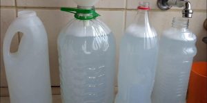 garrafas com água sanitária caseira
