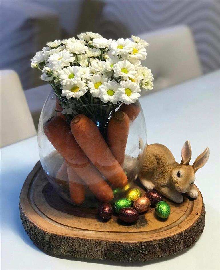 jarro de vidro com cenouras e flores
