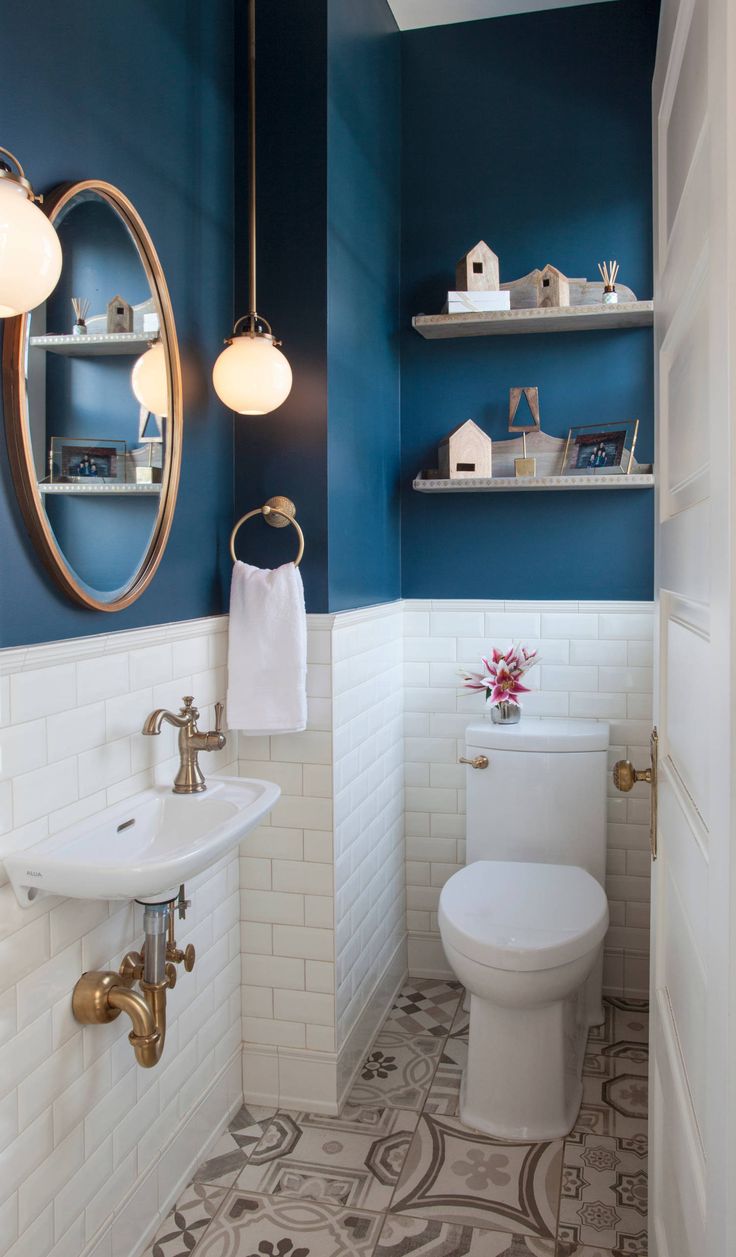 lavabo pequeno decorado com meia parede azul