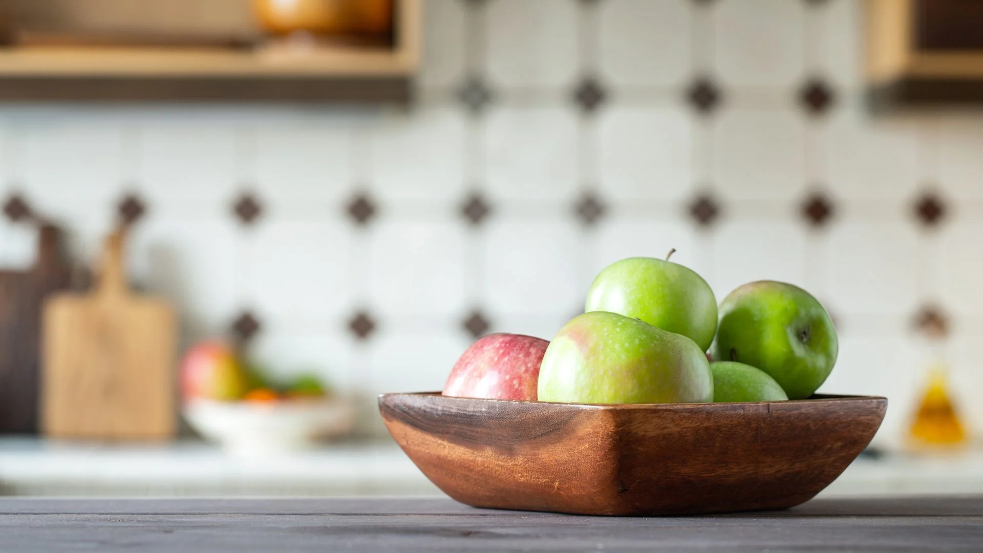 maçãs em fruteira na cozinha