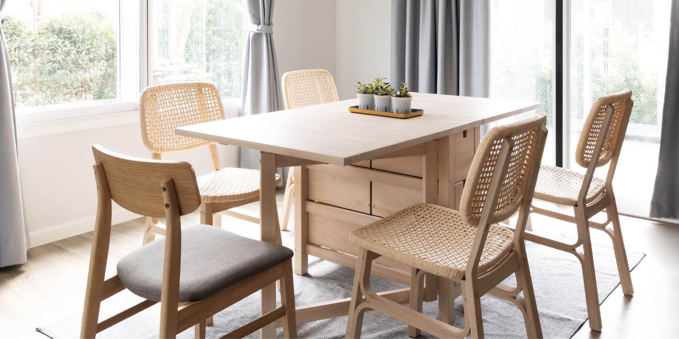 mesa e cadeiras de sala de jantar de madeira