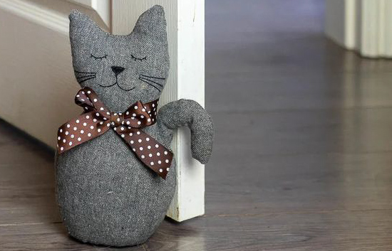 peso de porta de gato cinza feito de feltro