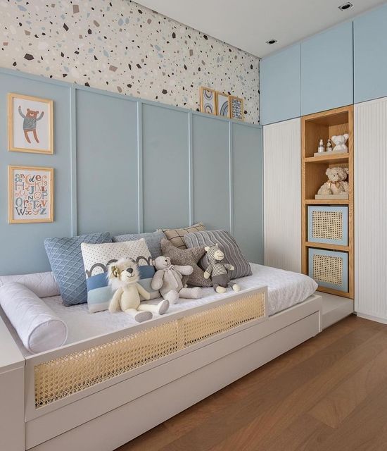 quarto infantil com lambri azul e papel de parede granilite