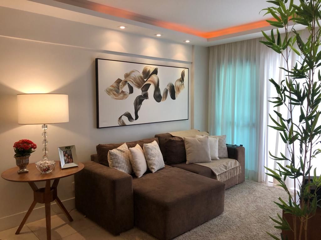 sala pequena de apartamento com sofá marrom