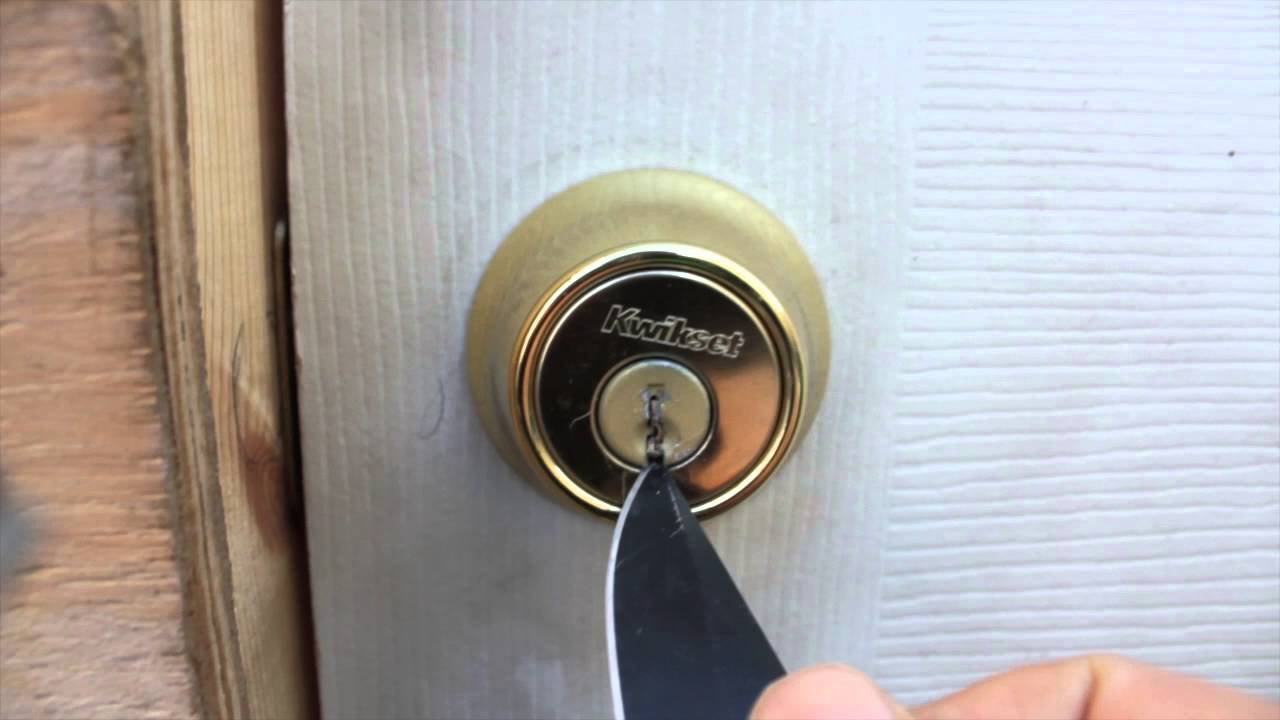 uso de faca para remover chave quebrada na fechadura