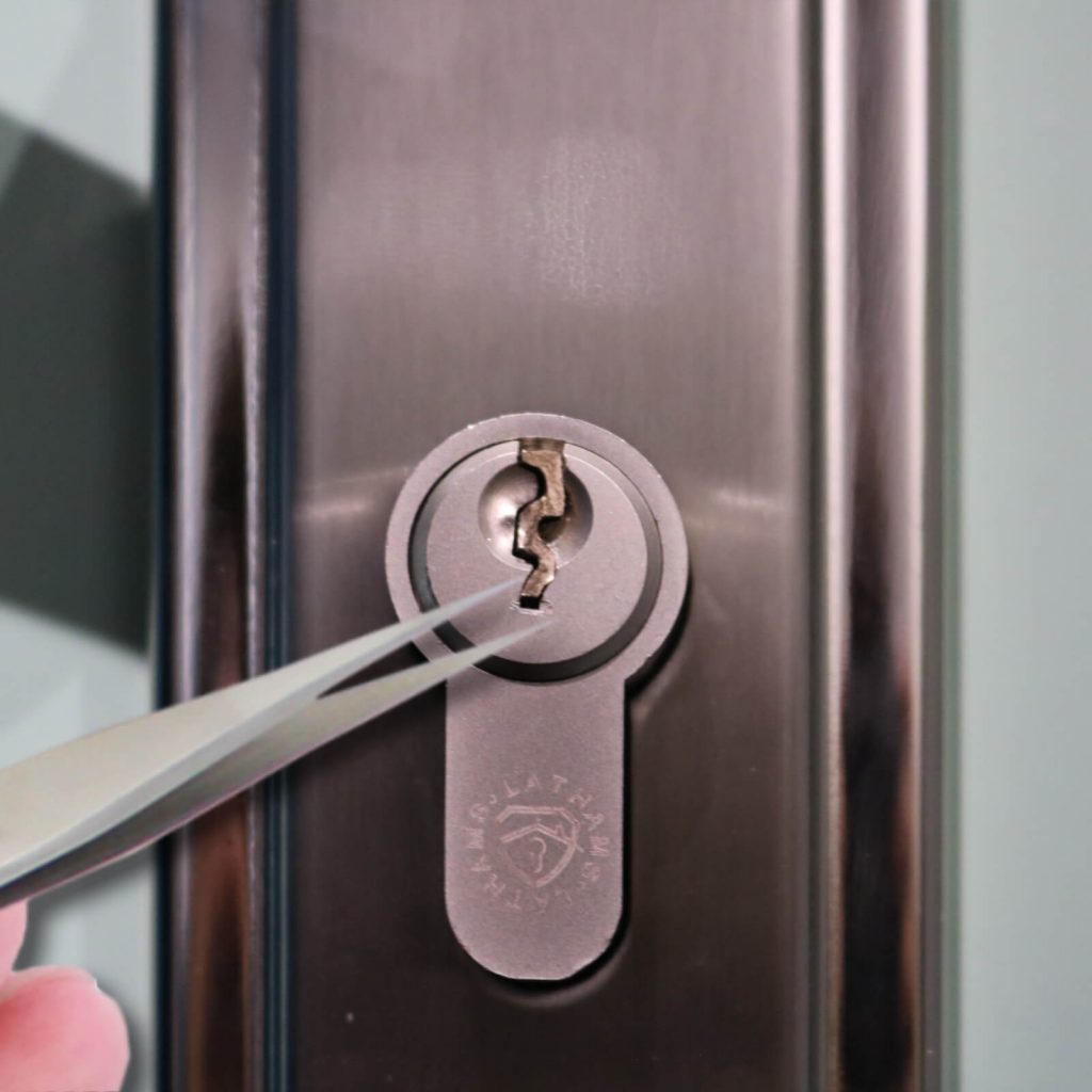 uso de pinça para remover chave quebrada da fechadura