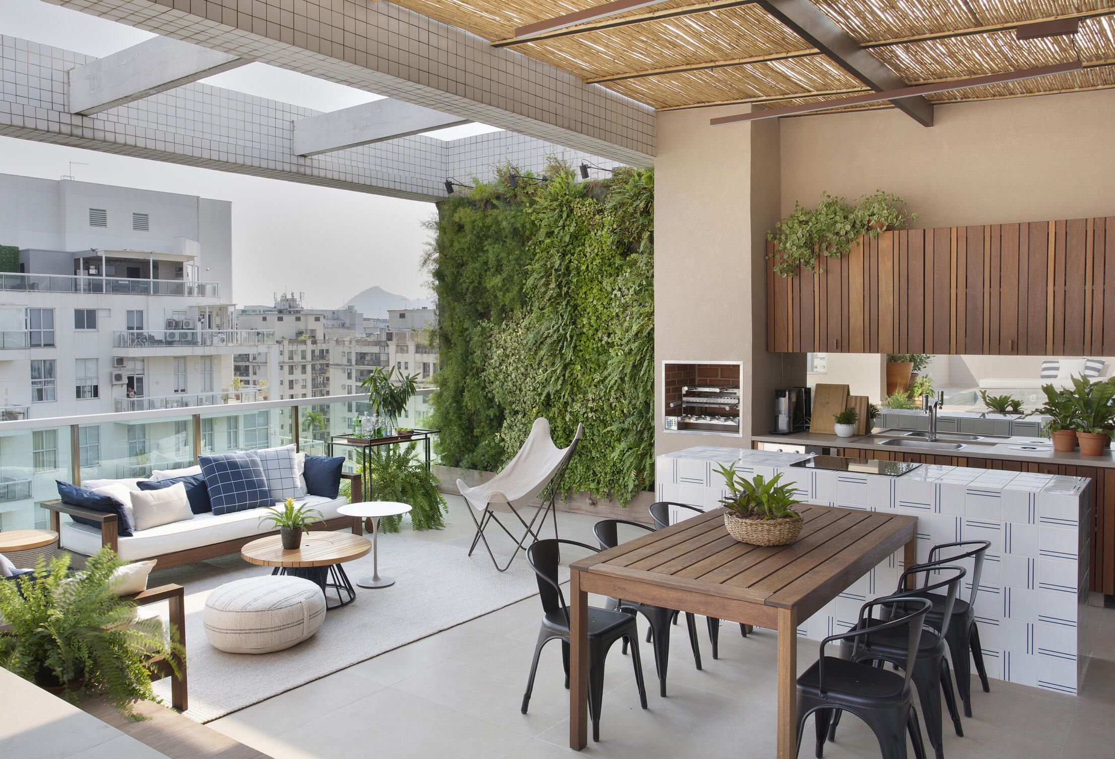 varanda gourmet moderna com jardim vertical