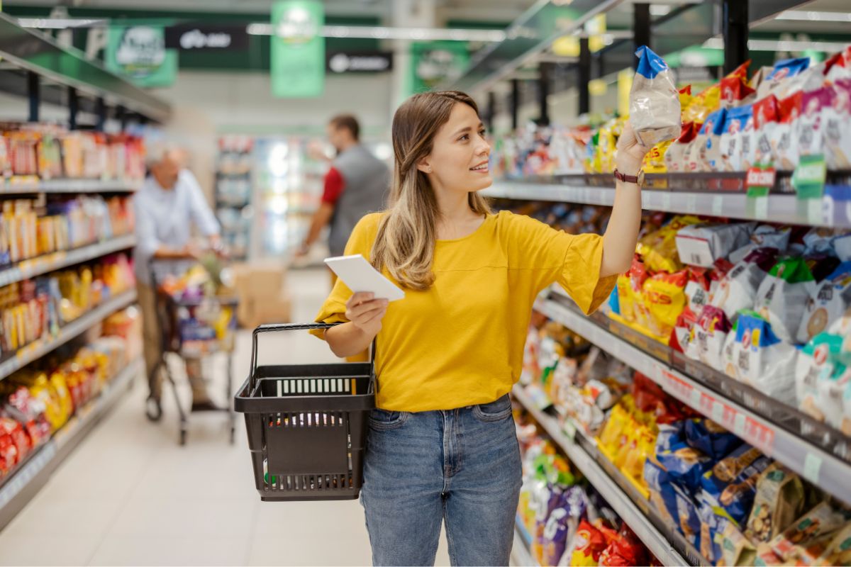 mulher dentro de supermercado fazendo compras