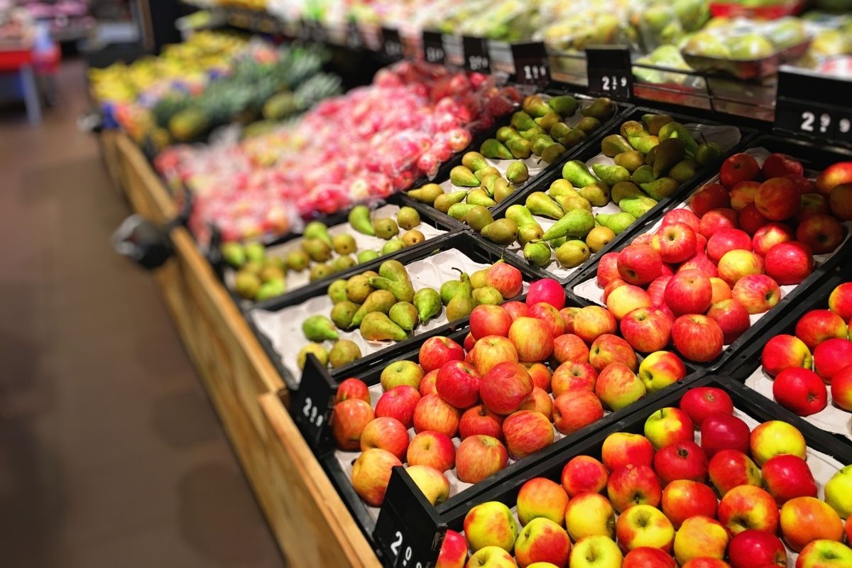 frutas organizadas em supermercado