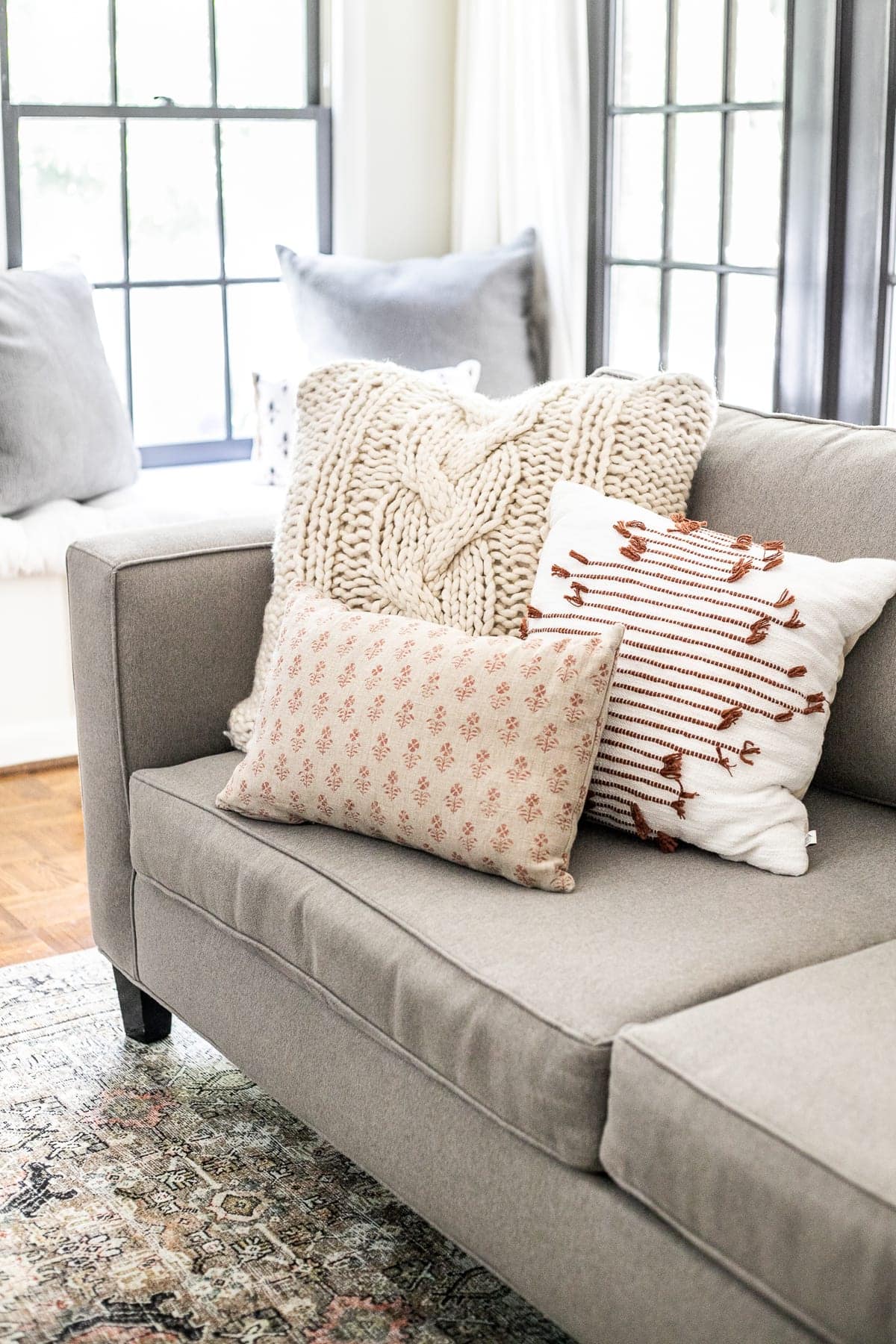 almofadas com textura em sofá cinza