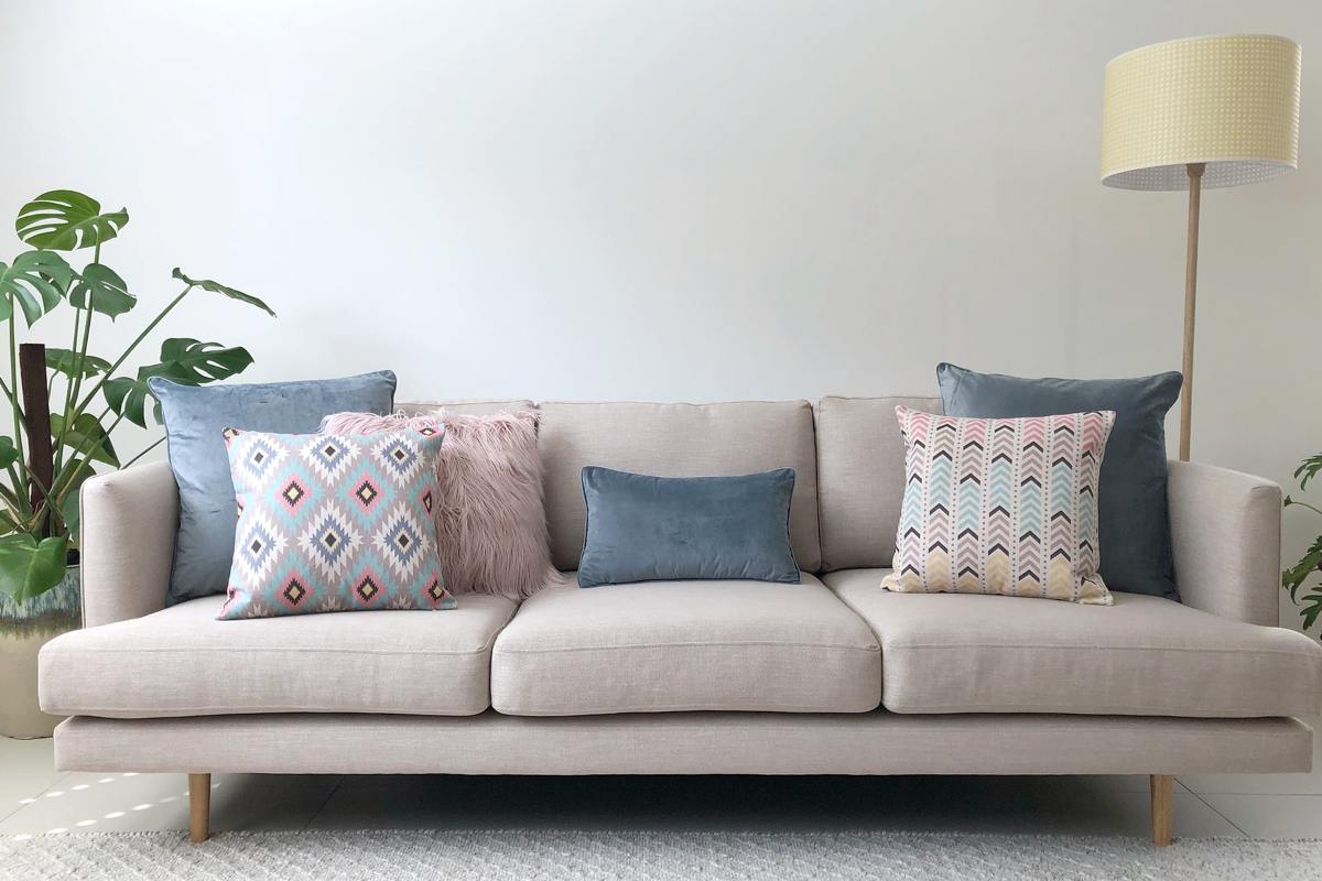 almofadas em sofá cinza-claro