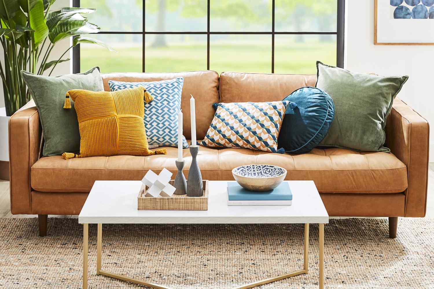 combinação de almofadas coloridas em sofá