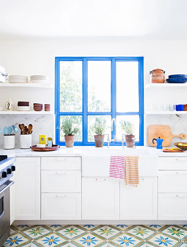 cozinha com janela pintada de azul