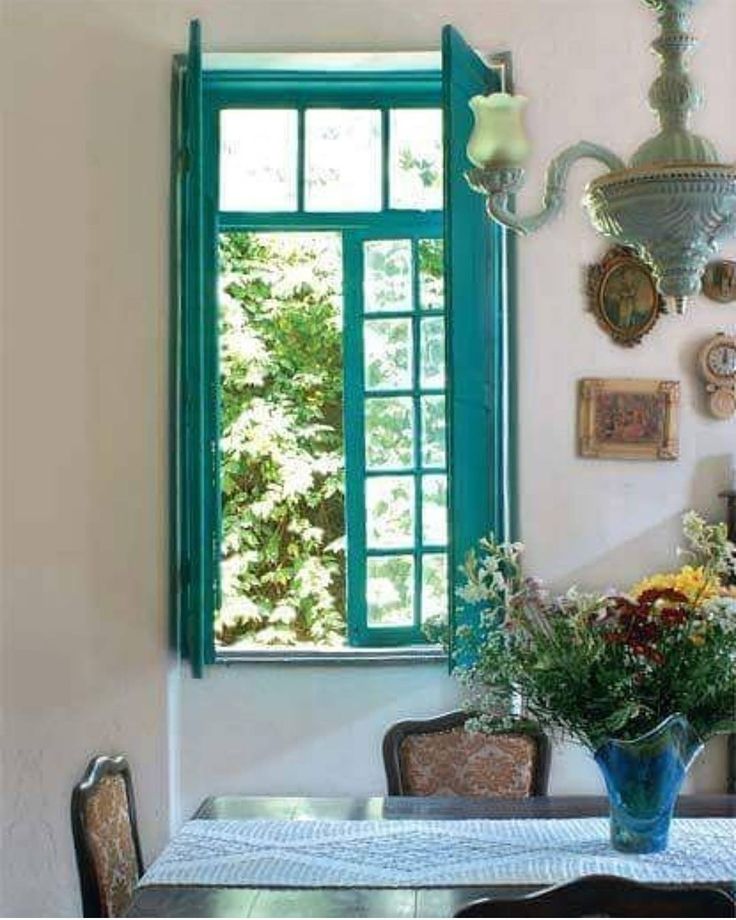 janela em tom de verde em sala de jantar