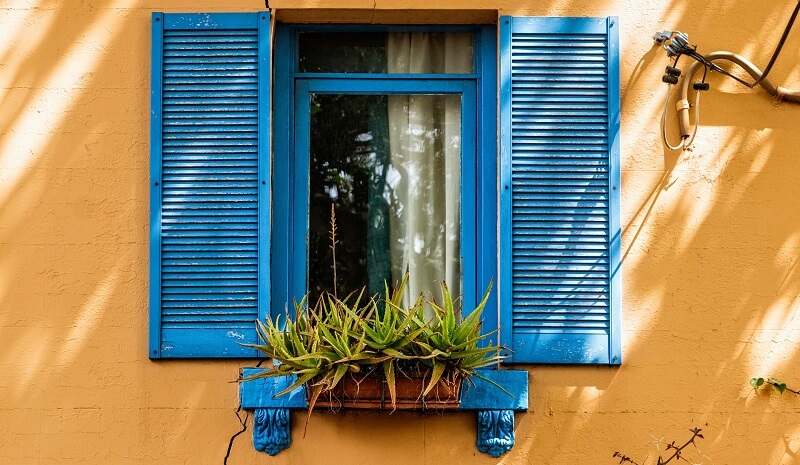 janela pintada de azul