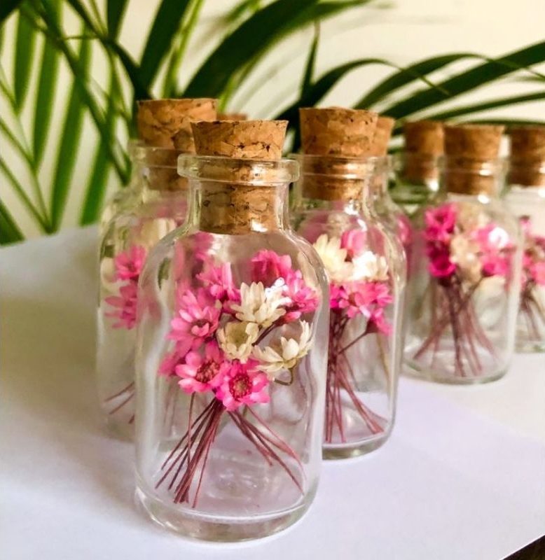 vidros com flores desidratadas como lembrancinha de aniversário