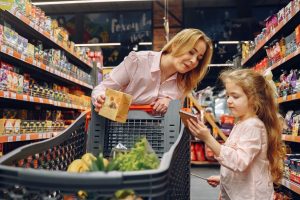 mãe e filha dentro de supermercado