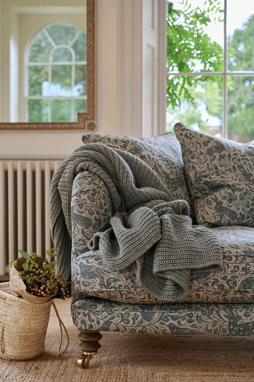 manta cinza combinando com sofá estampado