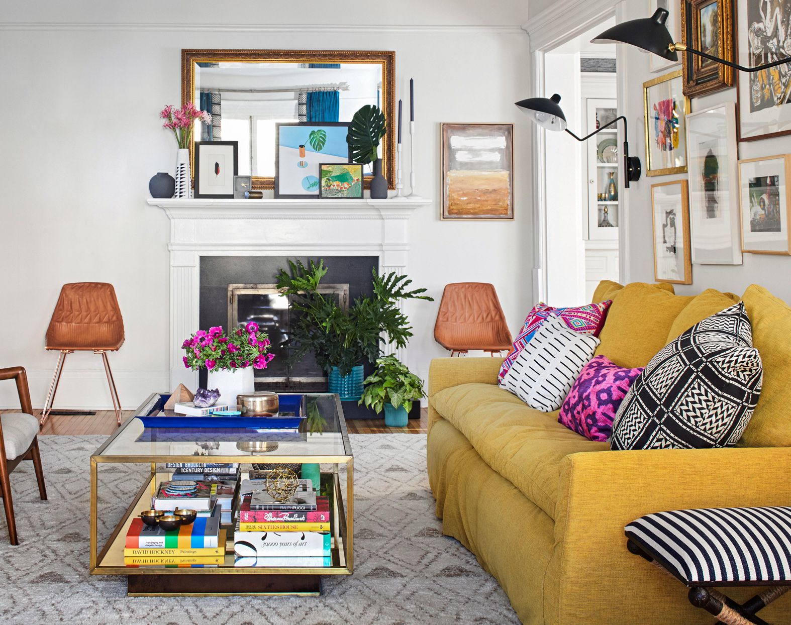 sala com sofá amarelo e almofadas coloridas