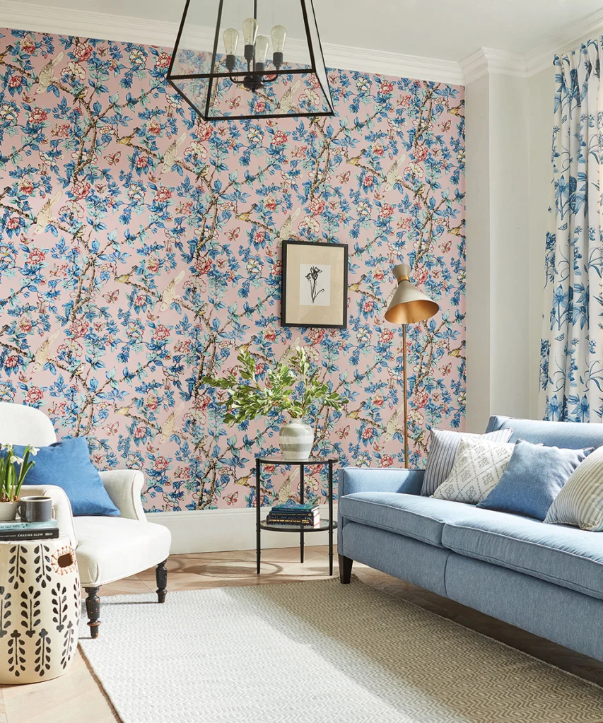 sala de estar com papel de parede floral
