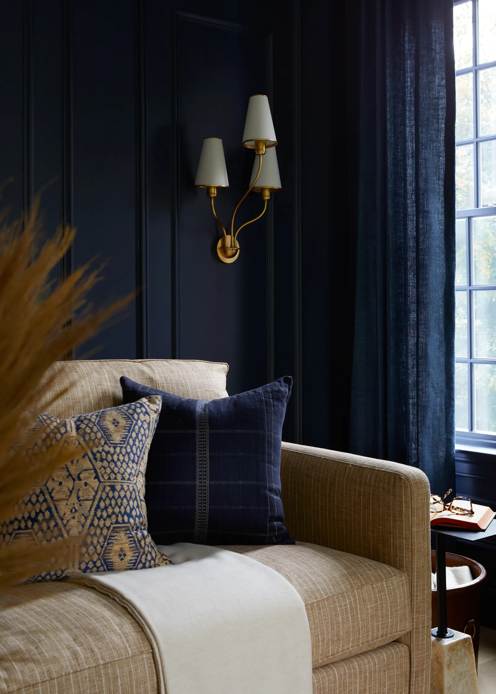 sala de estar com parede e cortinas em azul-escuro