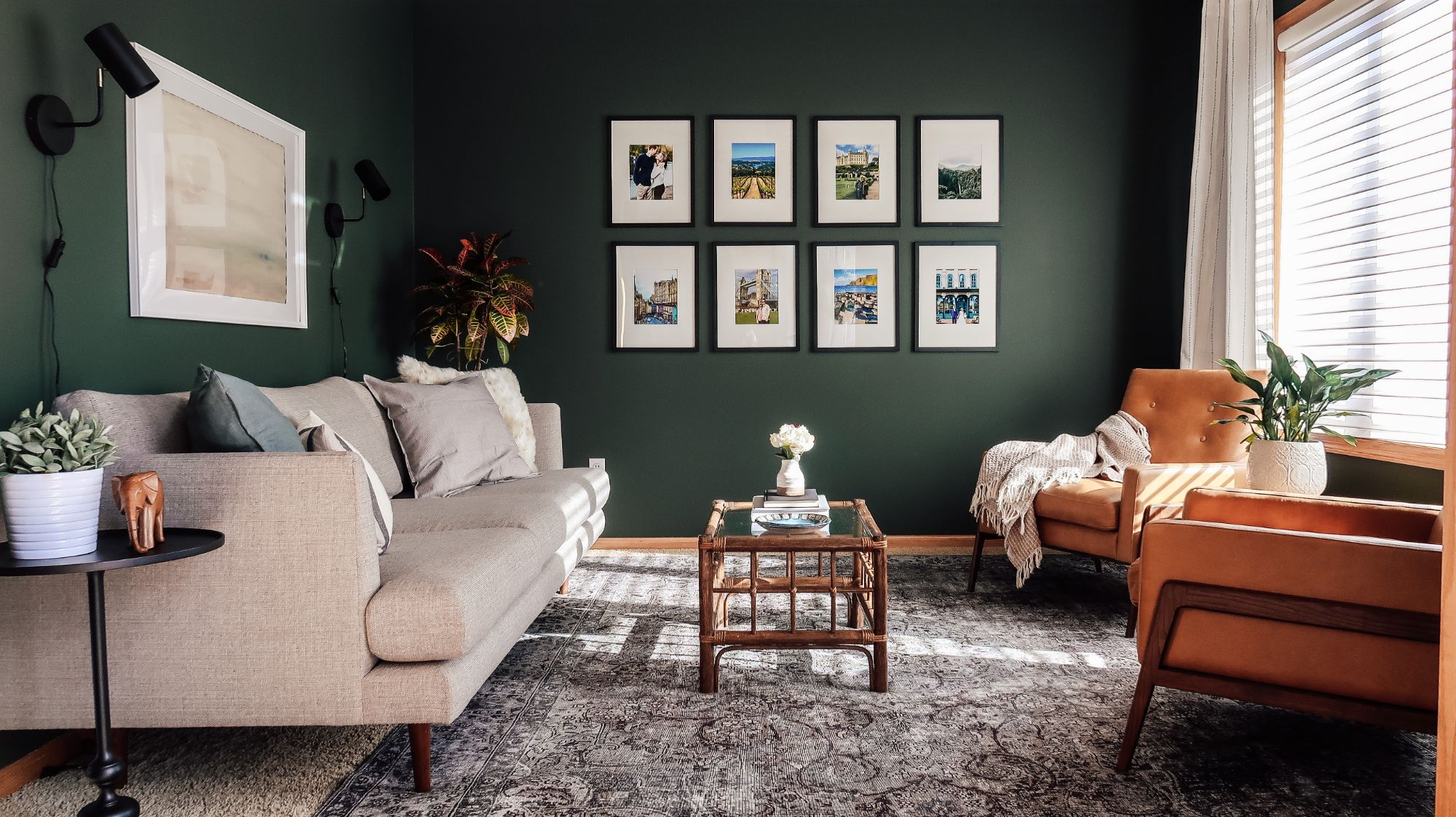 sala de estar com parede verde-escura