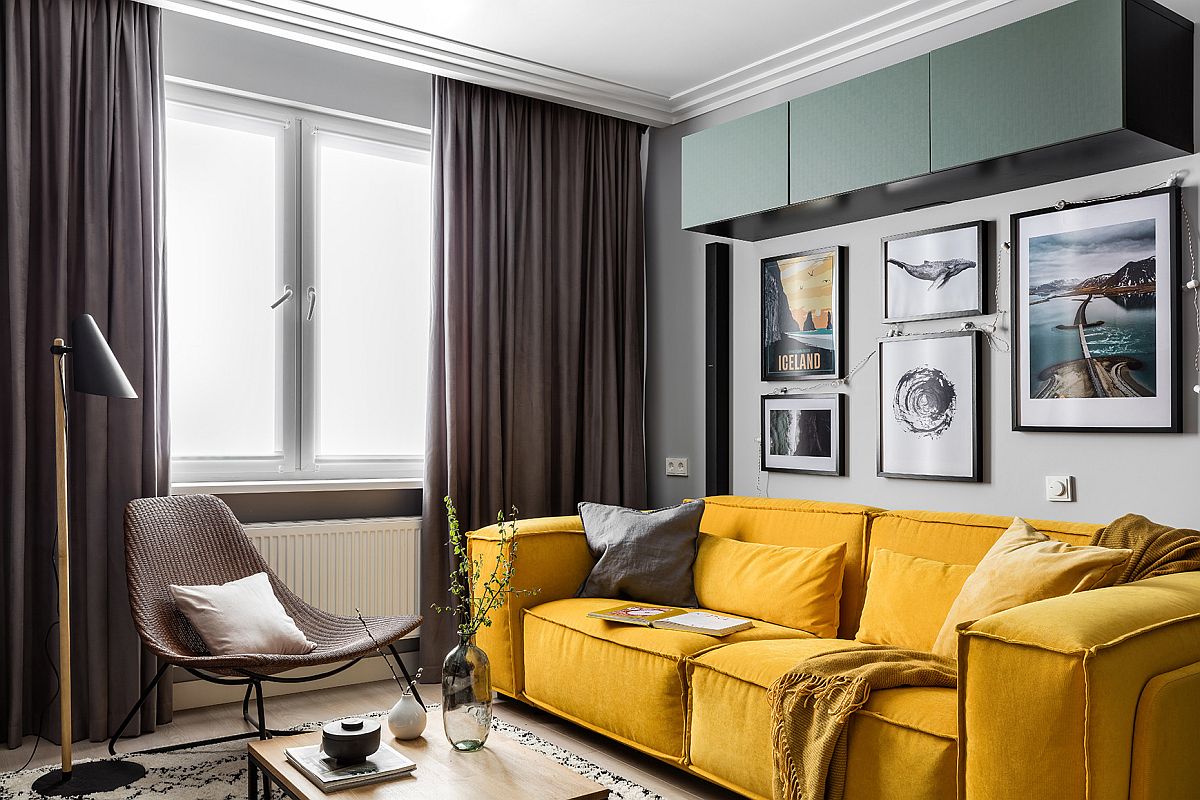 sala de estar de apartamento com sofá amarelo