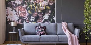 sala de estar moderna com papel de parede floral