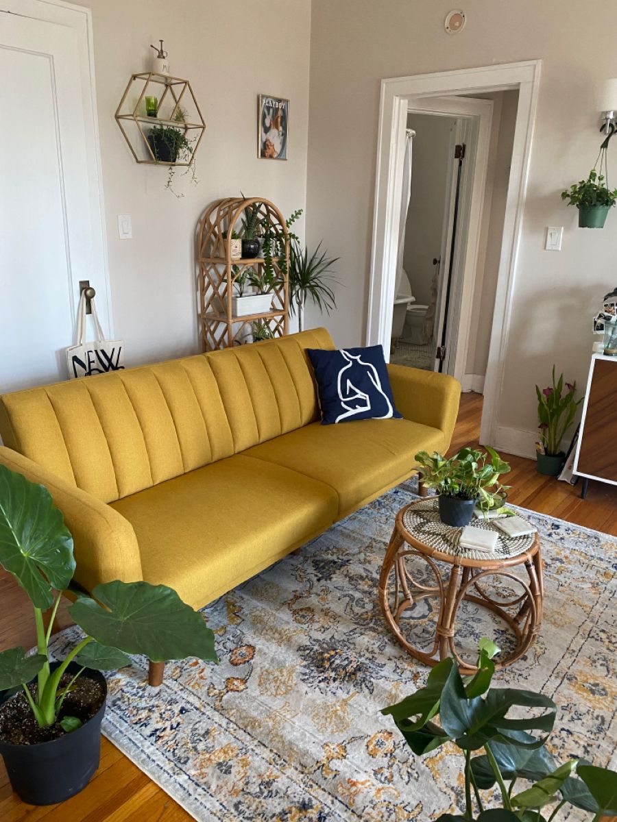 sala estilo boho com sofá amarelo