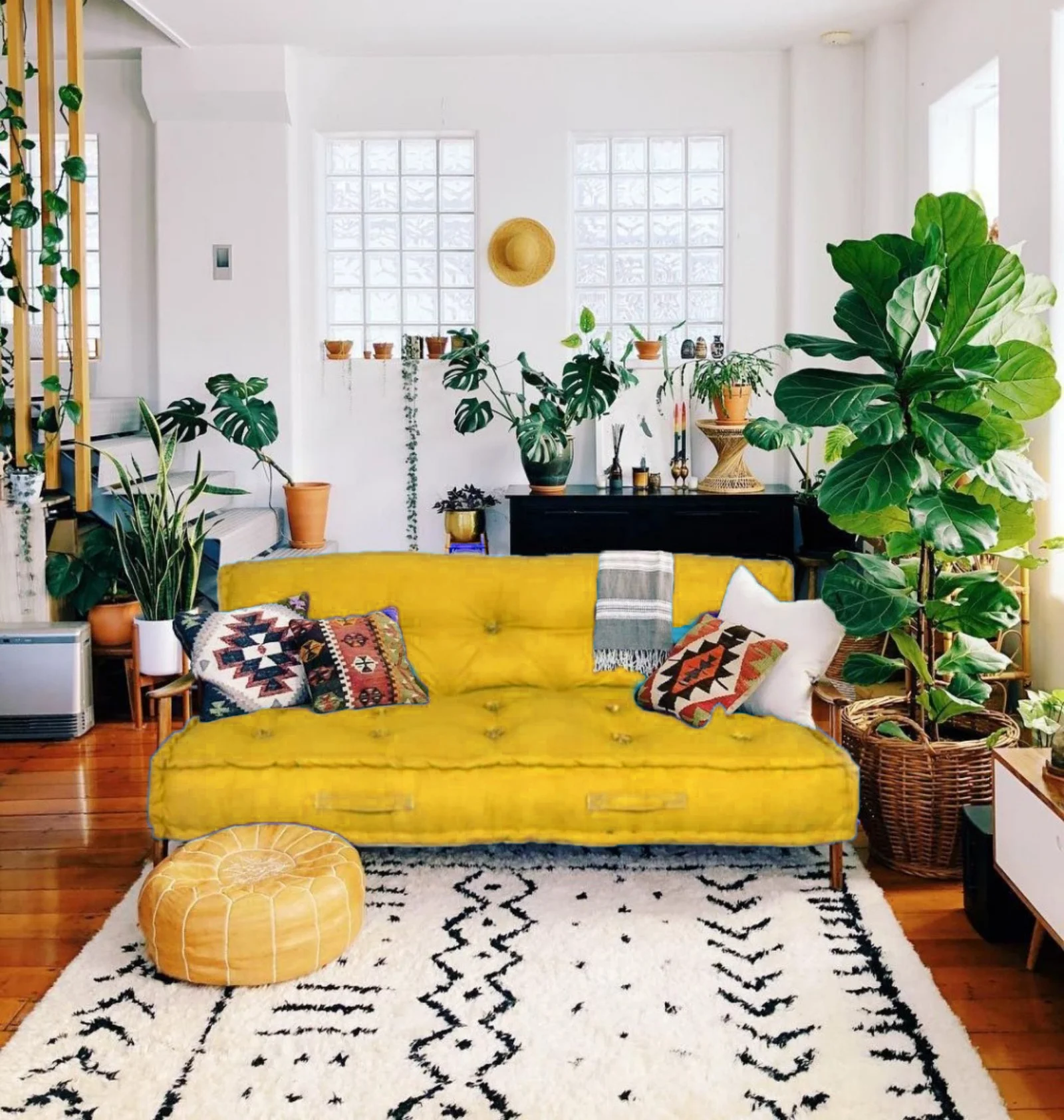 sofá amarelo em sala com várias plantas